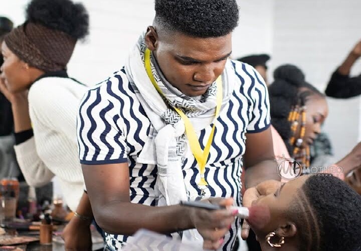 Image of Lloyd Thabede applying make-up on a client
